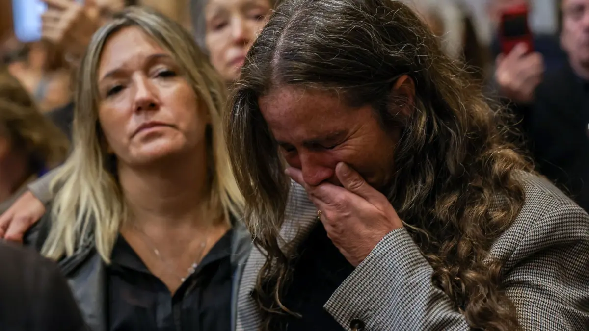 Papst Franziskus gestorben - Argentinien: 21.04.2025, Argentinien, Buenos Aires: Gläubige zeigen sich während eines Gottesdienstes für Papst Franziskus in der Kathedrale von Buenos Aires tief bewegt nach dem Tod des Kirchenoberhaupts. Foto: Cristina Sille/dpa +++ dpa-Bildfunk +++