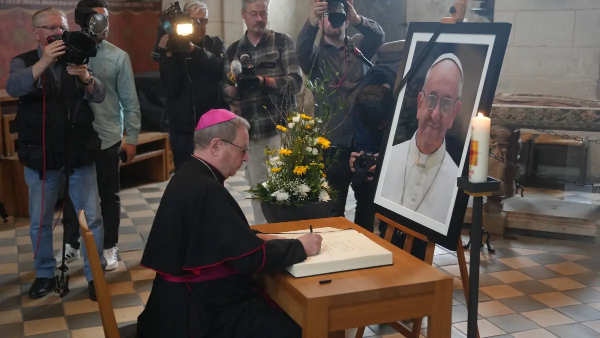 Papst Franziskus gestorben - Limburg: 21.04.2025, Hessen, Limburg: Der Limburger Bischof Georg Bätzing trägt sich im Limburger Dom in das Kondolenzbuch für den verstorbenen Papst ein. Bätzing ist Vorsitzender der Deutschen Bischofskonferenz. Foto: Thomas Frey/dpa - ACHTUNG: Nur zur redaktionellen Verwendung im Zusammenhang mit der aktuellen Berichterstattung +++ dpa-Bildfunk +++