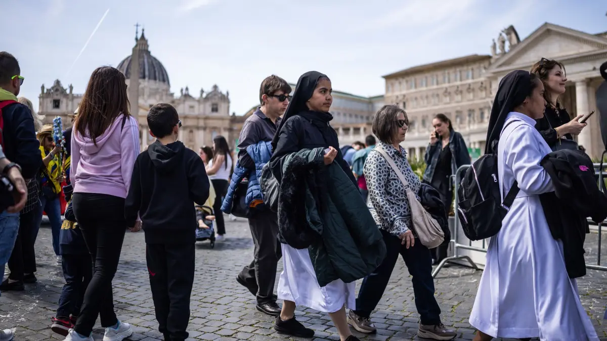 Papst Franziskus gestorben - Vatikan: 21.04.2025, Vatikan, Vatikanstadt: Touristen, Pilger und Trauernde gehen über den Petersplatz am Tag des Todes von Papst Franziskus. Der argentinische Pontifex, der die katholische Kirche seit 2013 leitete, starb am Montag und hinterließ einen tiefen Eindruck bei Millionen Menschen auf der ganzen Welt. Foto: Oliver Weiken/dpa +++ dpa-Bildfunk +++
