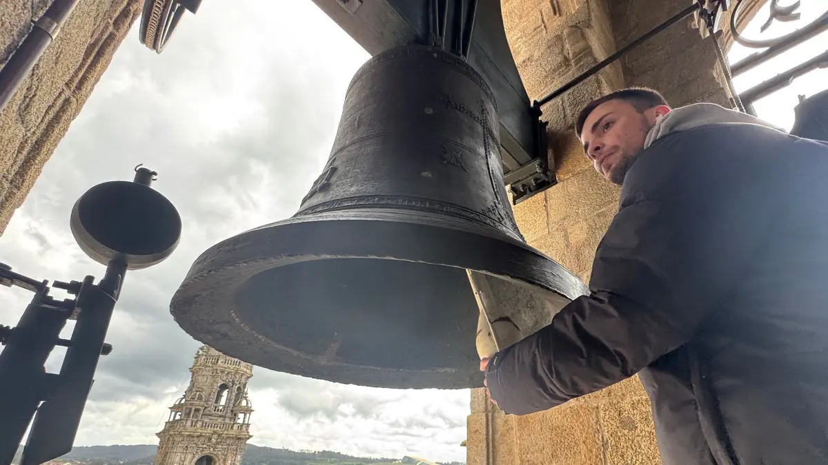 Papst Franziskus gestorben - Santiago: 21.04.2025, Spanien, Santiago: Die Vereinigung der Campaneiros de Galicia läutet die Glocken der Kathedrale als Zeichen der Trauer über den Tod von Papst Franziskus. Das Oberhaupt der römisch-katholischen Kirche starb laut Vatikan am Ostermontag im Alter von 88 Jahren. Foto: Álvaro Ballesteros/EUROPA PRESS/dpa +++ dpa-Bildfunk +++