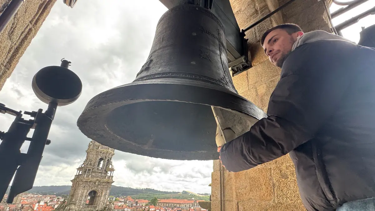 Papst Franziskus gestorben - Santiago: 21.04.2025, Spanien, Santiago: Die Vereinigung der Campaneiros de Galicia läutet die Glocken der Kathedrale als Zeichen der Trauer über den Tod von Papst Franziskus. Das Oberhaupt der römisch-katholischen Kirche starb laut Vatikan am Ostermontag im Alter von 88 Jahren. Foto: Álvaro Ballesteros/EUROPA PRESS/dpa +++ dpa-Bildfunk +++