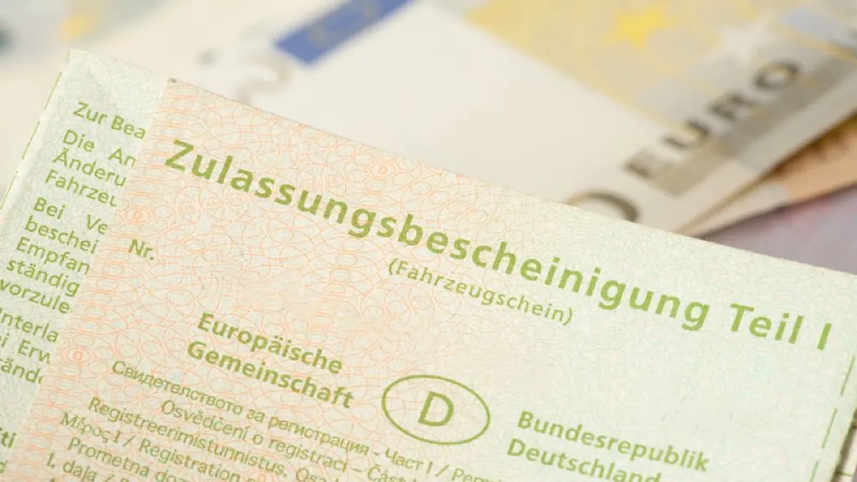 Soll bald Geschichte sein: Der Fahrzeugschein aus Papier.