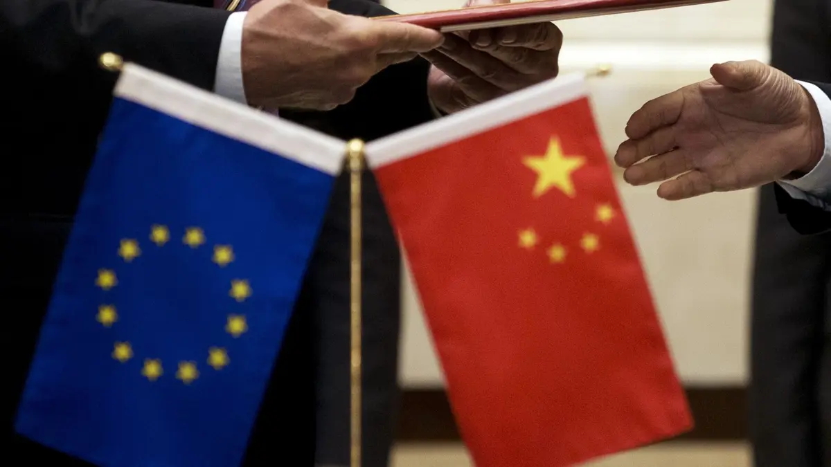 ARCHIV - 27.09.2015, China, Peking: Ein Mitglied der Europäischen Kommission (l) bereitet sich auf den Austausch von Dokumenten mit der chinesischen Delegation bei einer Unterzeichnungszeremonie nach dem 5. Wirtschafts- und Handelsdialog zwischen China und der EU im Diaoyutai State Guest House vor. (zu dpa: «EU-Parlament: China hebt Sanktionen gegen Abgeordnete auf») Foto: Andy Wong/AP/dpa +++ dpa-Bildfunk +++
