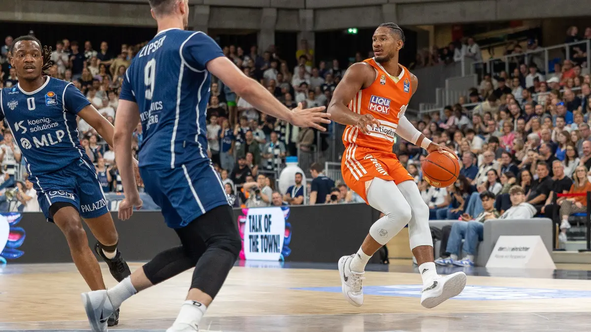 MLP Academics Heidelberg vs. Ratiopharm Ulm, Basketball, Easy Credit BBL, Easy Credit Basketball Bundesliga, 32. Spieltag, Saison 2024/2025, 03.05.2025, Foto: Eibner-Pressefoto/Wessely: Karim Jallow (Ratiopharm Ulm, #35), Dribbling, Paul Zipser (MLP Academics Heidelberg, #09),
MLP Academics Heidelberg vs. Ratiopharm Ulm, Basketball, Easy Credit BBL, Easy Credit Basketball Bundesliga, 32. Spieltag, Saison 2024/2025, 03.05.2025,
Foto: Eibner-Pressefoto/Wessely