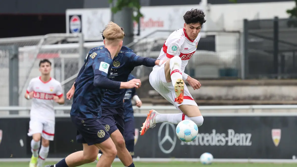 U17 VfB Stuttgart - 1. FSV Mainz 05 : Stuttgart , Achtelfinale U17, U 17 VfB Stuttgart - 1. FSV Mainz 05 , Ertugrul Yigit VfB *** Stuttgart , Round of 16 U17 VfB Stuttgart 1 FSV Mainz 05 , Ertugrul Yigit VfB