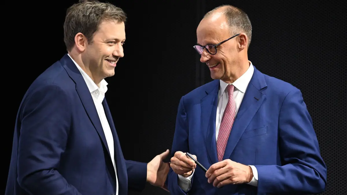 Unterzeichnung des Koalitionsvertrags: 05.05.2025, Berlin: CDU-Vorsitzender und -Kanzlerkandidat Friedrich Merz (r) und der SPD-Vorsitzende und designierte Vizekanzler Lars Klingbeil unterhalten sich im Euref-Campus nach der Unterzeichnung des Koalitionsvertrags. Foto: Bernd von Jutrczenka/dpa +++ dpa-Bildfunk +++