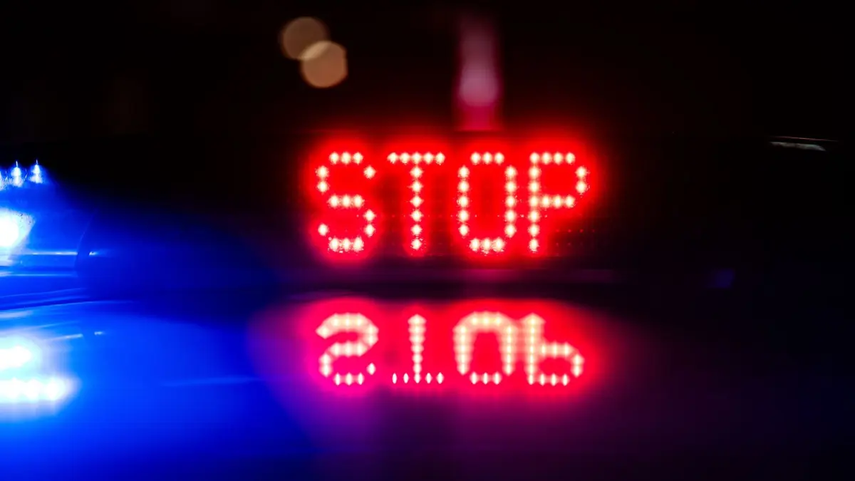 ARCHIV - 18.01.2024, Sachsen, Dresden: "Stop" ist auf dem Dach eines Polizeiautos zu lesen. (zu dpa: «Auto rast vor Polizeikontrolle auf A8 davon») Foto: Robert Michael/dpa +++ dpa-Bildfunk +++