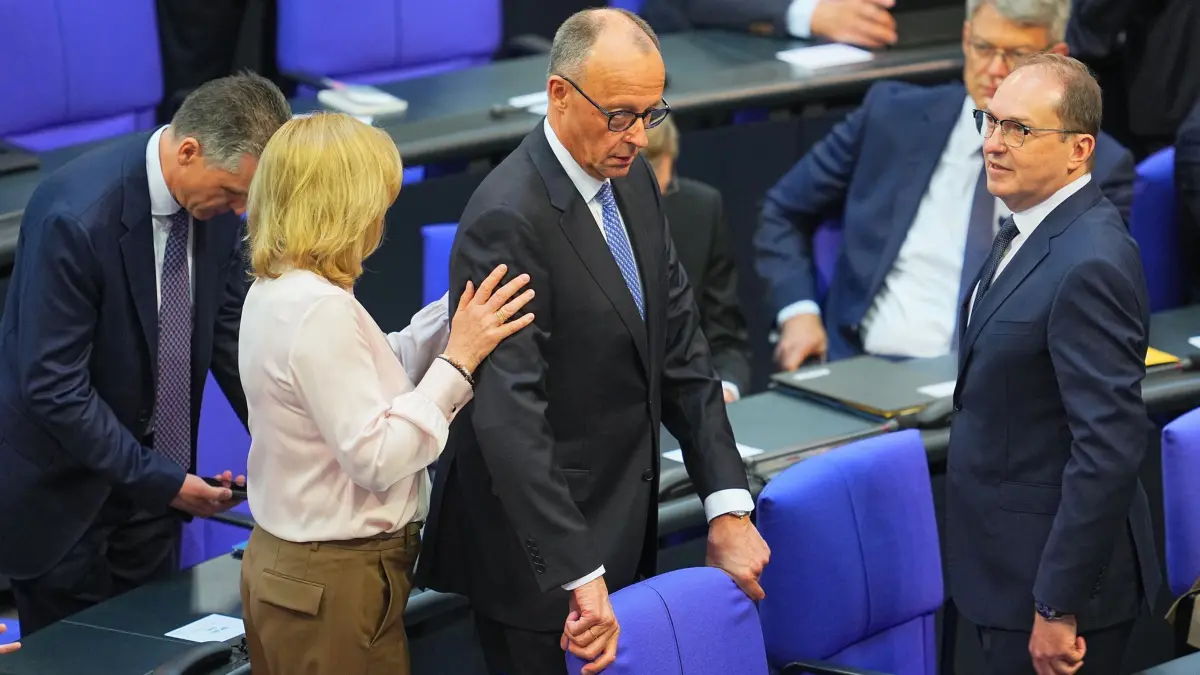 Bundestag - Kanzlerwahl: 06.05.2025, Berlin: Der designierte Bundeskanzler Friedrich Merz (CDU, M) reagiert im Bundestag bei der Kanzlerwahl. Merz ist bei der Kanzlerwahl im Bundestag im ersten Wahlgang durchgefallen. Foto: Michael Kappeler/dpa +++ dpa-Bildfunk +++