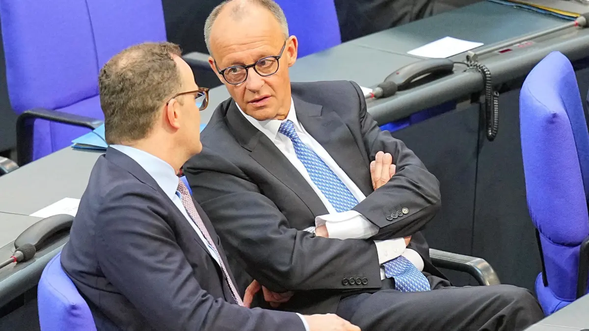 Bundestag - Kanzlerwahl: 06.05.2025, Berlin: Der designierte Bundeskanzler Friedrich Merz (CDU, r), und Jens Spahn (CDU), Vorsitzender der CDU/CSU Bundestagsfraktion, unterhalten sich im Bundestag bei der Kanzlerwahl. Im Bundestag findet die Wahl und Vereidigung des Bundeskanzlers und der neuen Bundesregierung statt. Foto: Michael Kappeler/dpa +++ dpa-Bildfunk +++