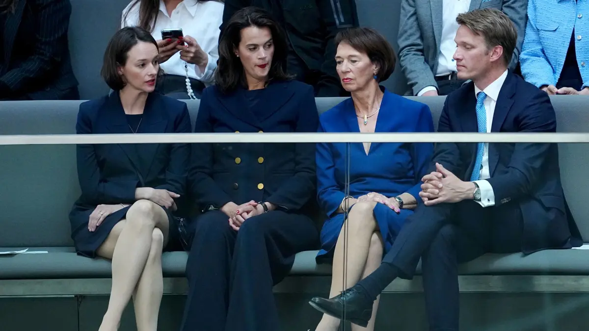 Bundestag - Kanzlerwahl: 06.05.2025, Berlin: Charlotte Merz (2.v.r), Ehefrau des designierten Bundeskanzlers Merz, ihre Töchter Carola Clüsener (2.v.l.) und Constanze Merz (l) sitzen beim zweiten Durchgang der Kanzlerwahl im Bundestag auf der Tribüne. Nach dem Scheitern von CDU-Chef Merz im ersten Anlauf bei der Wahl zum Bundeskanzler gibt es einen zweiten Wahlgang im Bundestag. Foto: Kay Nietfeld/dpa +++ dpa-Bildfunk +++