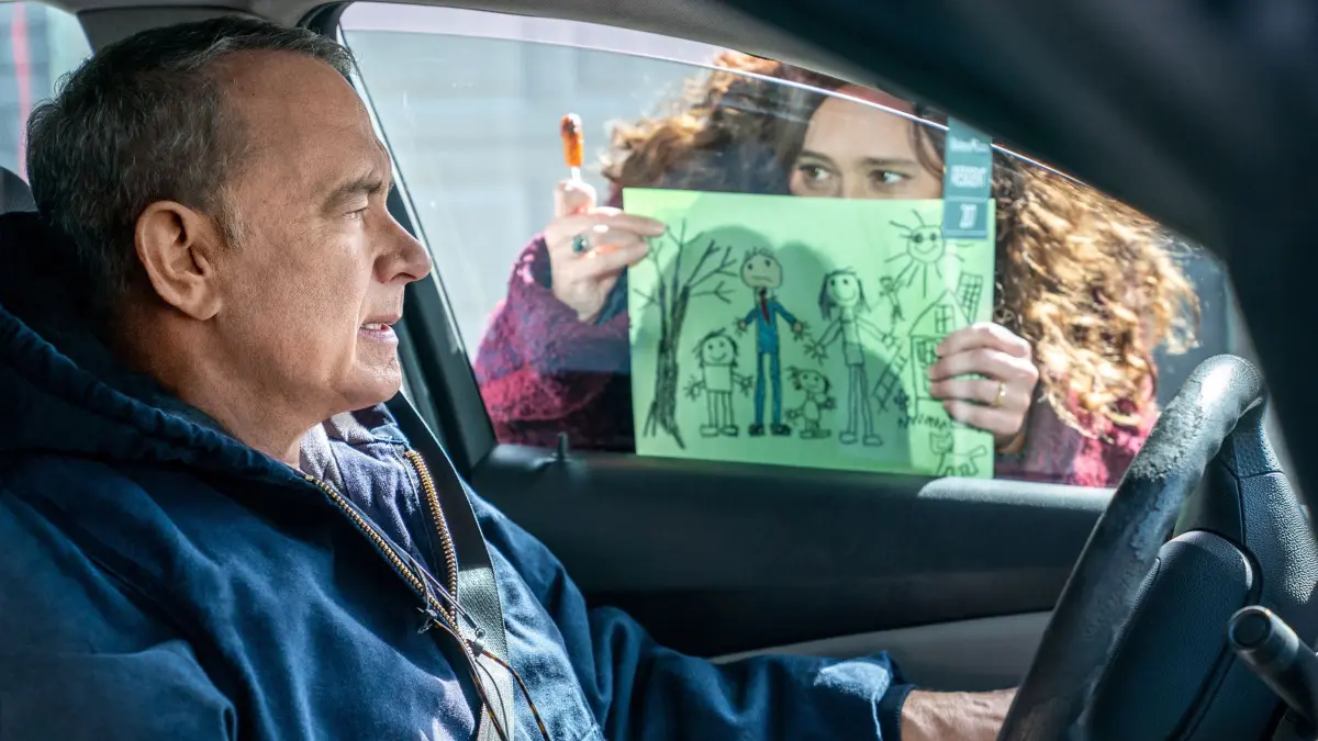 Immer diese Störungen: Otto (Tom Hanks) freut sich zunächst nicht über die Zeichnung von Marisols (Mariana Treviño) Töchtern.