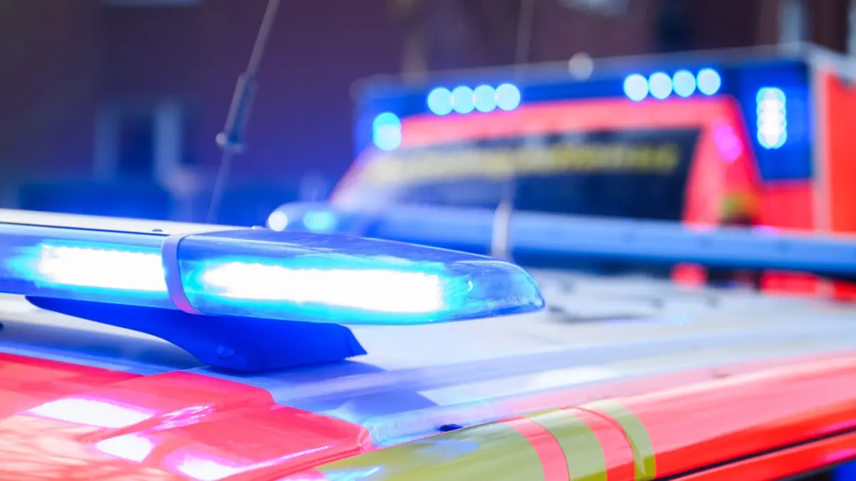 ARCHIV - 03.02.2025, Niedersachsen, Hannover: Blaulichter leuchten an einer Einsatzstelle auf einem Notarzt Fahrzeug und einem Rettungswagen. (zu dpa: «Kinder stürzen durch Hallendach sechs Meter in die Tiefe») Foto: Julian Stratenschulte/dpa +++ dpa-Bildfunk +++