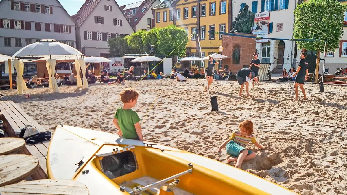 Weil der Stadt - Pre-Opening Weil der Städter Strandsommer: Bürgermeister Christian Walter spielt mit Mitarbeitenden der Stadtverwaltung Beachvolleyball