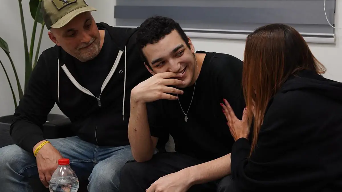 This handout picture released by the Israeli army shows newly-released Israeli-US hostage Edan Alexender reuniting with members of his family at an undisclosed location in Israel on May 12, 2025. The Israeli army has said that Edan Alexander, the American-Israeli soldier freed by Palestinian militant group Hamas after 584 days in captivity is currently making his way to a Tel Aviv hospital. (Photo by Israeli Army / AFP) / Israel OUT / RESTRICTED TO EDITORIAL USE - MANDATORY CREDIT "AFP PHOTO / HANDOUT /ISRAELI ARMY" - NO MARKETING NO ADVERTISING CAMPAIGNS - DISTRIBUTED AS A SERVICE TO CLIENTS