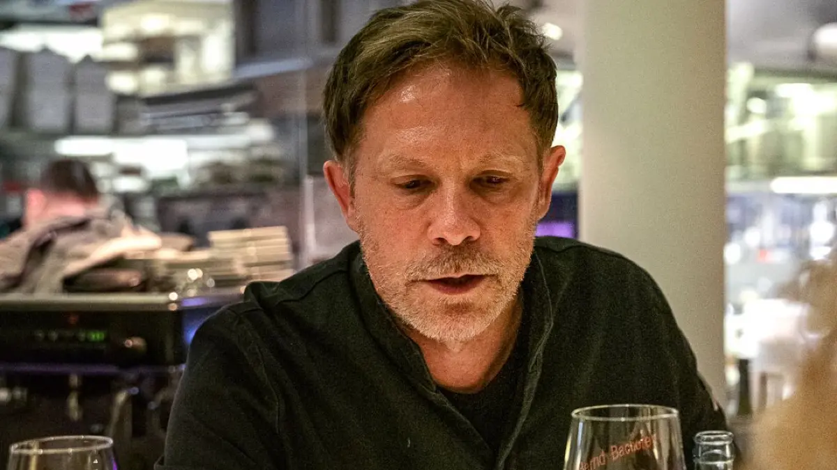 Bernd Bachofer gießt gereiften Han Mirin an.