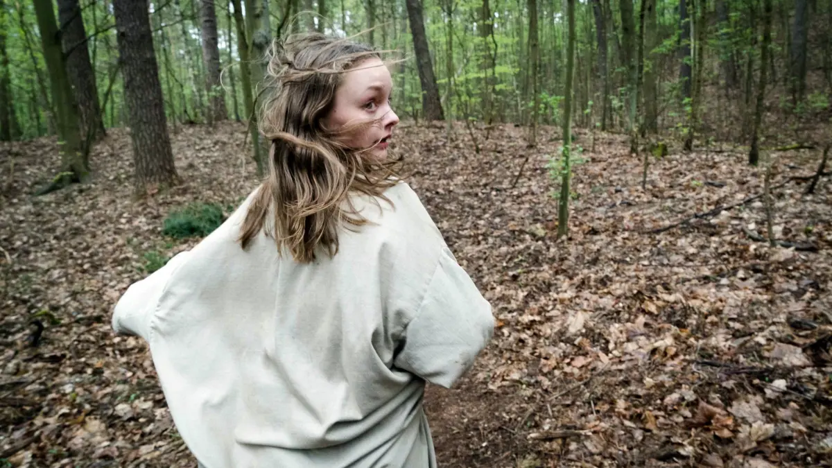 Laura (Mathilde Bundschuh) flieht durch den Wald.