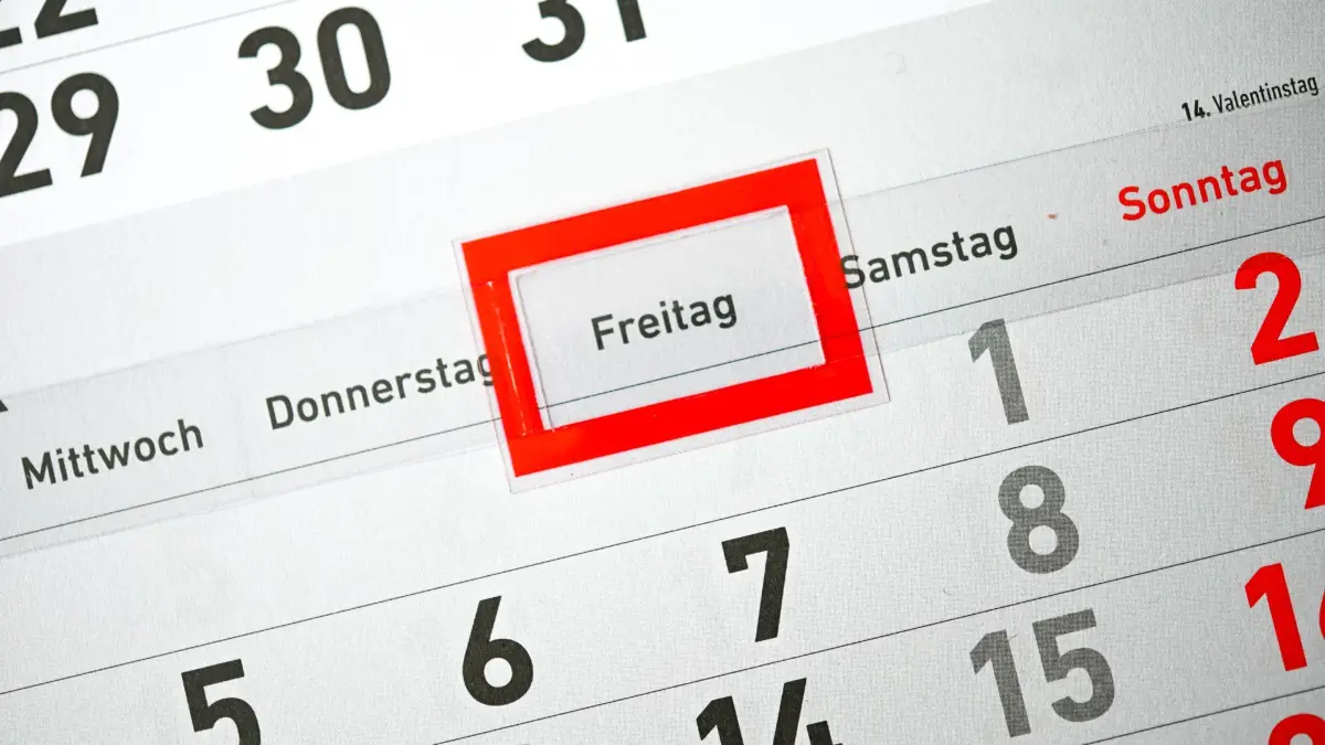ILLUSTRATION - 14.10.2024, Bremen: ILLUSTRATION - Ein Kalender liegt auf einem Tisch. (zu dpa: «Mehrheit befürwortet Regierungs-Pläne für Wochenarbeitszeit») Foto: Sina Schuldt/dpa +++ dpa-Bildfunk +++