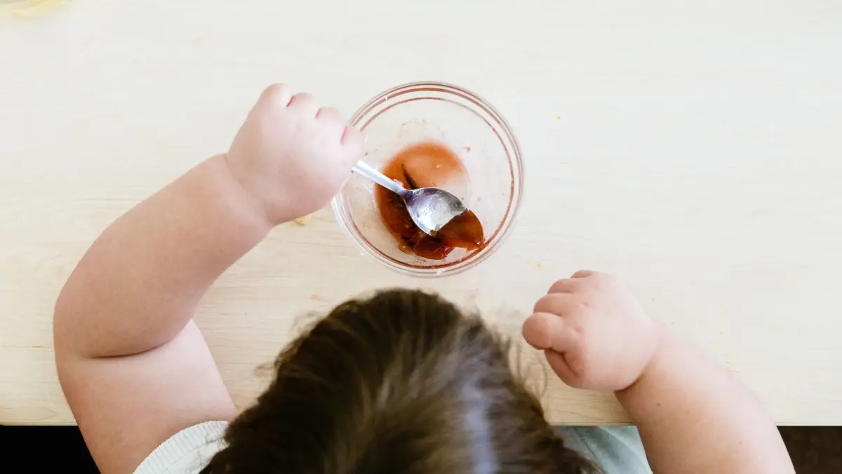 Viele Kinder sind zu dick: ARCHIV - 29.08.2014, Hamburg: Ein Kind sitzt am Tisch und isst. Im ersten Corona-Jahr sind in Niedersachsen weit mehr Grundschüler wegen starken Übergewichts ärztlich behandelt worden als vor der Pandemie. Kinder und Jugendliche haben sich in der Corona-Zeit oft weniger bewegt. Das führt dazu, dass einige zu sehr zugenommen haben. (zu dpa: «Warum Grundschulkinder im Südwesten immer dicker werden») Foto: Markus Scholz/dpa +++ dpa-Bildfunk +++