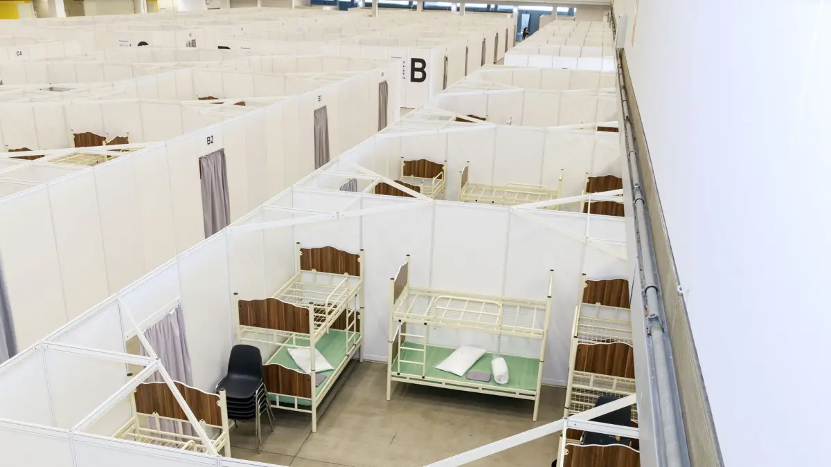 Sindelfingen, Messe, Ministerin Marion Gentges und Regierungspräsidentin Susanne Bay besuchen die neue Aufnahmeeinrichtung für Ukraine-Flüchtlinge in der Messe Sindelfingen. Roland Bernhard und Bernd Vöhringer sind auch mit der von der Partie.