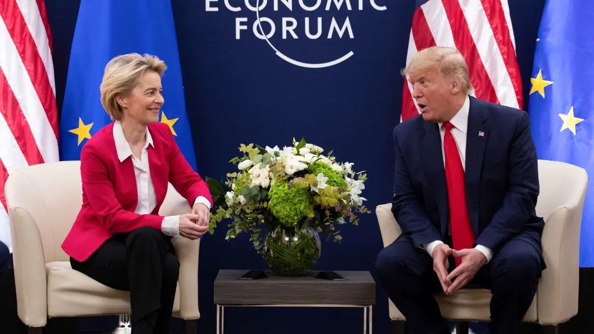 Von der Leyen und Trump: ARCHIV - 21.01.2020, Schweiz, Davos: Ursula von der Leyen (l), Präsidentin der Europäischen Kommission, trifft Donald Trump, Präsident der USA, auf dem Weltwirtschaftsforum (WEF). (zu dpa: «Zollstreit: EU sieht nach Telefonat mit Trump neuen Schwung») Foto: Evan Vucci/AP/dpa +++ dpa-Bildfunk +++