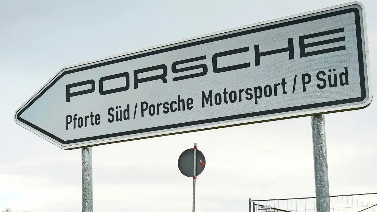 Weissach - Die Straße zwischen Mönsheim und Flacht und am Porsche vorbeifährt ist seit Jahren ein Ärgernis. Derzeit wird gebaut.