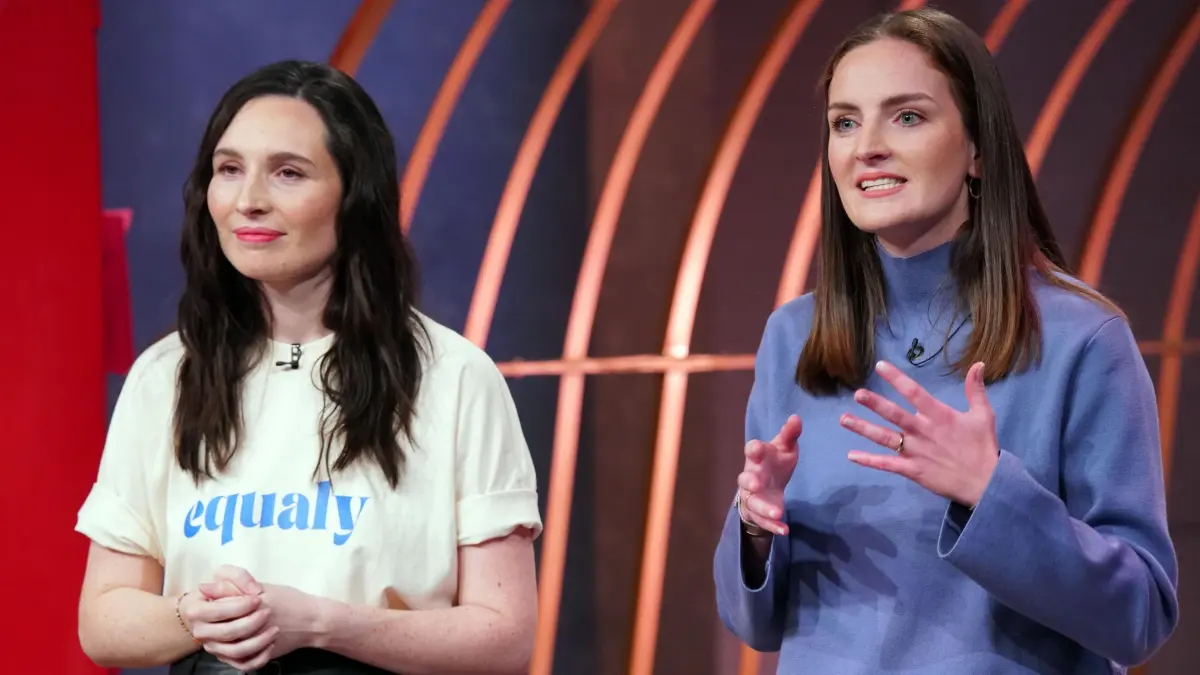 Ronja Hoffacker (l.) und Louisa Plasberg präsentieren mit equaly eine App für Care-Arbeitsaufteilung.
