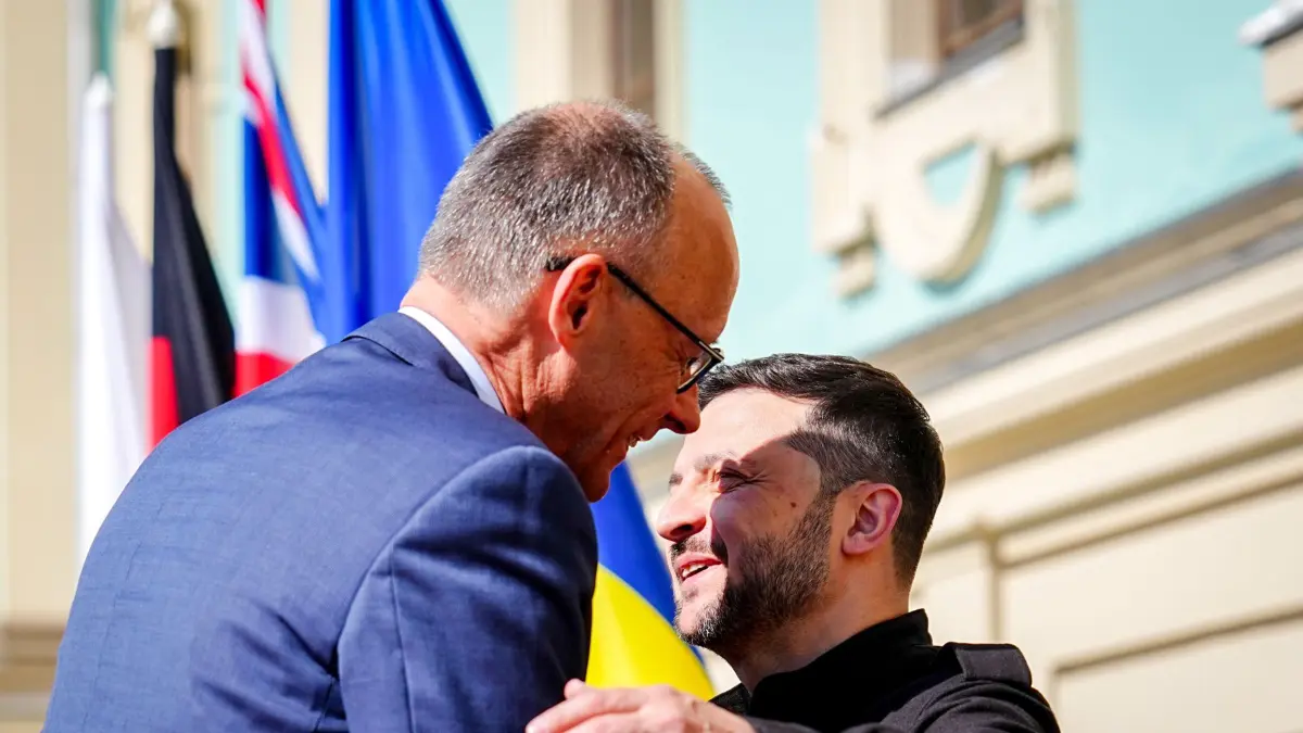 10.05.2025, Ukraine, Kiew: Bundeskanzler Friedrich Merz (l, CDU), wird von Wolodymyr Selenskyj, Präsident der Ukraine, vor dem Marienpalast in Kiew empfangen. (zu dpa: «Merz und Selenskyj: Der Hoffnungsschimmer ist verflogen») Foto: Kay Nietfeld/dpa +++ dpa-Bildfunk +++