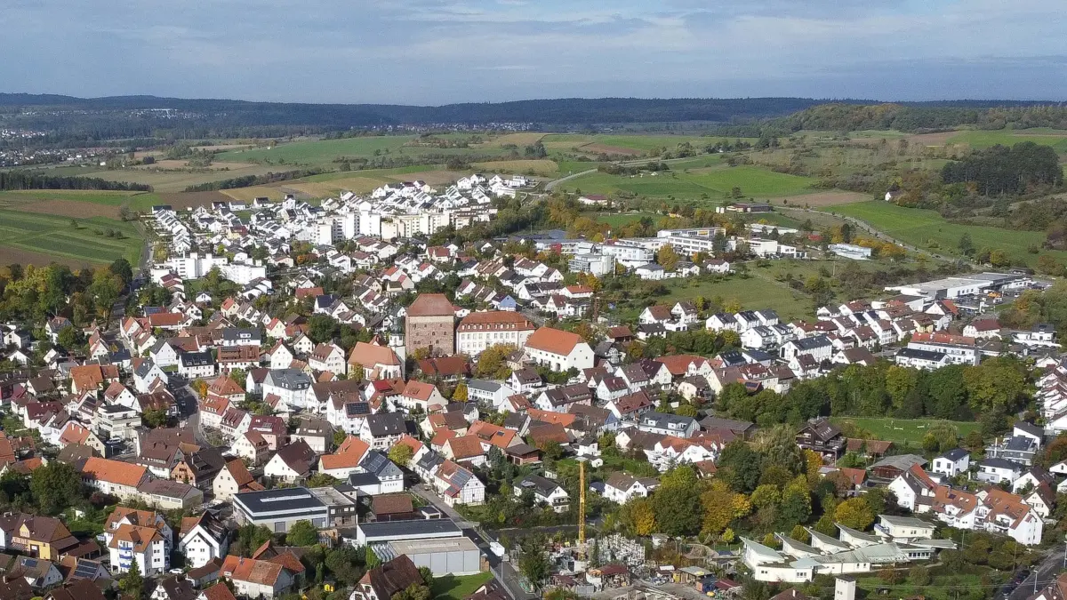 Heimsheim - Grundsteuer: Die Stadt Heimsheim hat neue Hebesätze beschlossen, mit denen der fällige Grundsteuerbetrag festgelegt wird. Manche Eigentümer müssen künftig mehr zahlen, andere dürfen sich über eine geringere Steuerlast freuen. Im Bild: Luftaufnahme / Blick aufs Ortsmitte