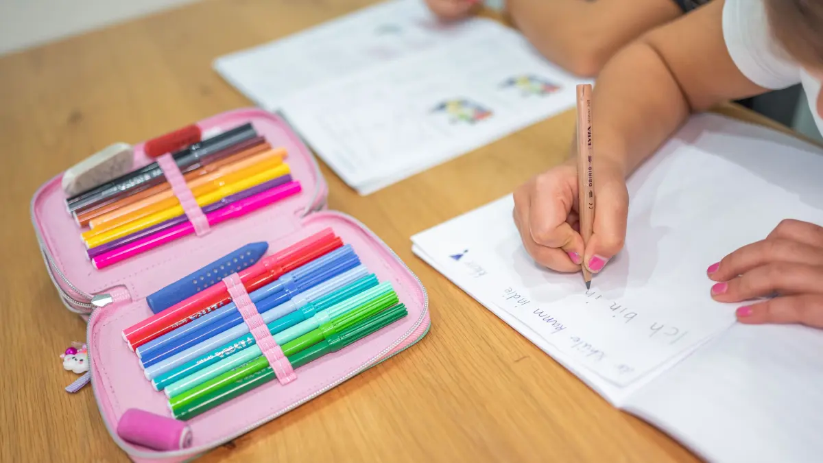 ILLUSTRATION - Ein Grundschüler und eine Grundschülerin sitzen in einem Wohnzimmer am Tisch und erledigen Schulaufgaben. (zu dpa: «Erlernen von Lesen, Schreiben und Rechnen an Grundschulen stärken») +++ dpa-Bildfunk +++
