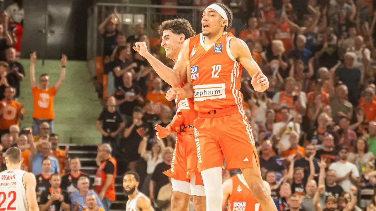 Ratiopharm Ulm vs. Wuerzburg Baskets, Basketball, 1. Bundesliga, Spielzeit 2024/2025, 01.06.2025: Noa Essengue (Ratiopharm Ulm, #12) und Ben Saraf (Ratiopharm Ulm, #77) jubeln in der Luft zusammen, Ratiopharm Ulm vs. Wuerzburg Baskets, Basketball, 1. Bundesliga, Spielzeit 2024/2025, 01.06.2025
Foto: EIBNER/Michael Schmidt
