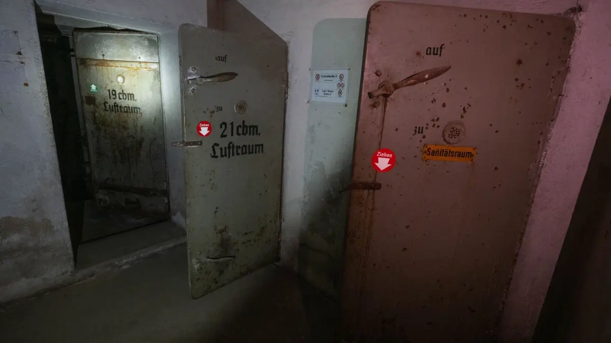 Alter Luftschutzbunker in Frankfurt: PRODUKTION - 12.05.2025, Hessen, Frankfurt/Main: «Ruhe haben» und steht auf der Wand eines Luftschutzbunkers, der sich in 12 Metern tiefe unter einem Industriebetrieb im Osten von Frankfurt befindet. Die Anlage ist nicht öffentlich zugänglich, zeugt aber auch 80 Jahre nach dem Ende des 2. Weltkrieges noch vom Schrecken des Krieges. (Zu dpa «Private Bunker boomen, öffentliche verrotten» vom 01.06.2025) (zu dpa: «Bunker haben ausgedient») Foto: Boris Roessler/dpa +++ dpa-Bildfunk +++