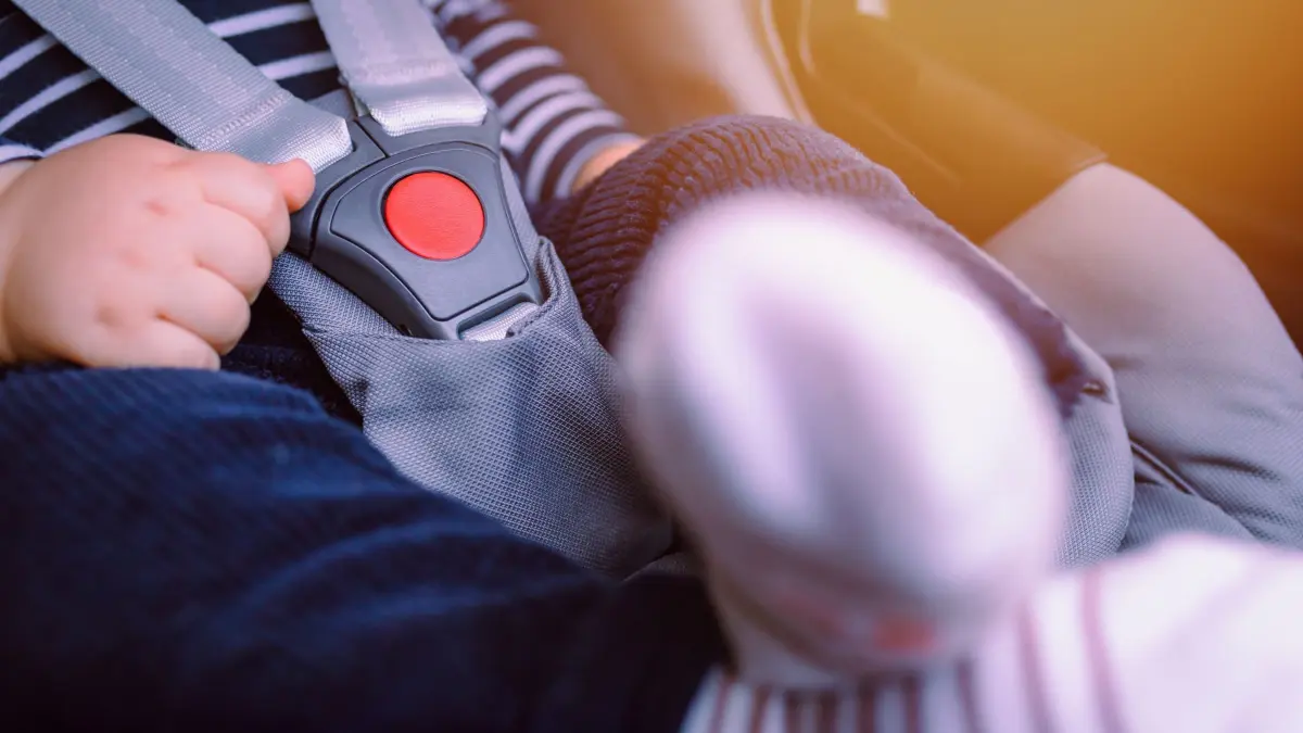 Kind Kleinkind Baby Auto Autositz Sitz Kindersitz Symbolfoto