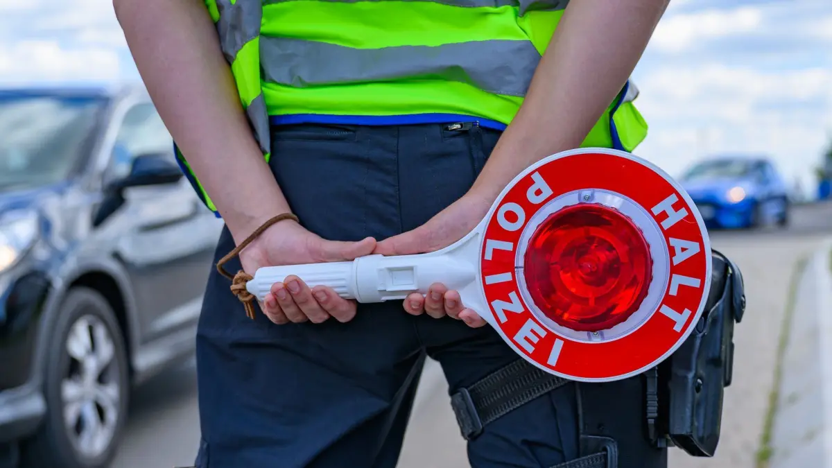 Grenzkontrollen Polen - Deutschland: 03.06.2025, Brandenburg, Frankfurt (Oder): Eine Beamtin der Bundespolizei steht an der Einreisekontrolle am deutsch-polnischen Grenzübergang Stadtbrücke. Am Montag hatte ein Gericht entschieden, dass Zurückweisungen von Asylsuchenden bei Grenzkontrollen auf deutschem Gebiet rechtswidrig sind. (zu dpa: «Woidke: Begrenzung illegaler Migration nur rechtssicher») Foto: Patrick Pleul/dpa +++ dpa-Bildfunk +++