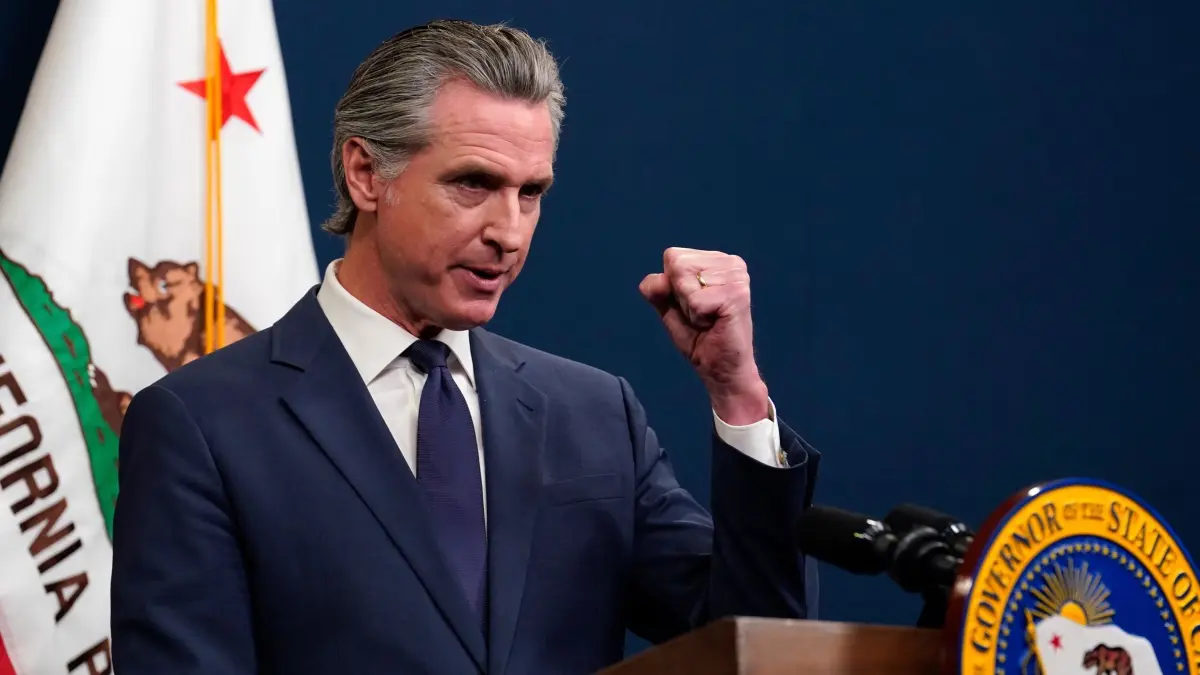 Newsom zu Trump-Regierung: „Nehmt mich fest“: ARCHIV - 14.05.2025, USA, Sacramento: Gavin Newsom, Gouverneur von Kalifornien, präsentiert seinen überarbeiteten Staatshaushalt 2025-2026 während einer Pressekonferenz in Sacramento, Kalifornien. (zu dpa: «Newsom an Trump-Regierung: «Nehmt mich halt fest»») Foto: Rich Pedroncelli/AP/dpa +++ dpa-Bildfunk +++