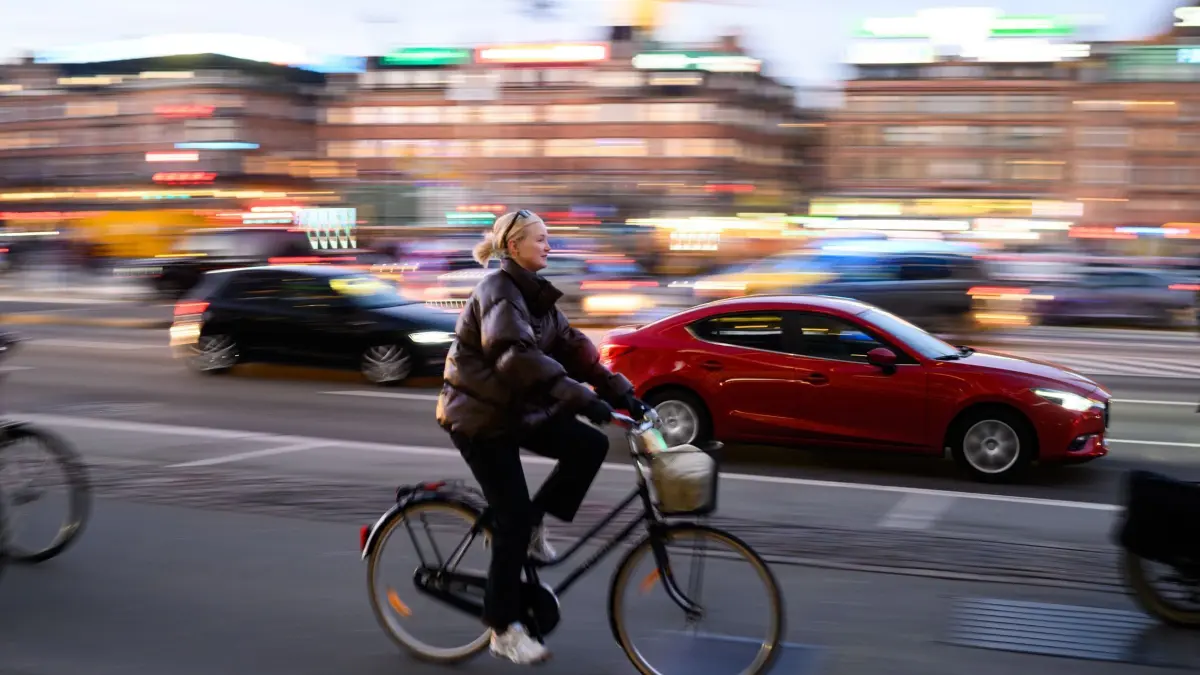 Radfahren in Kopenhagen: ACHTUNG: SPERRFRIST 9. JUNI 21:00 UHR. ACHTUNG: DIESER BEITRAG DARF NICHT VOR DER SPERRFRIST, 9. JUNI 21.00 UHR, VERÖFFENTLICHT WERDEN! EIN BRUCH DES EMBARGOS KÖNNTE DIE BERICHTERSTATTUNG ÜBER STUDIEN EMPFINDLICH EINSCHRÄNKEN. - ARCHIV - 23.03.2023, Dänemark, Kopenhagen: Eine Frau fährt mit dem Fahrrad durch die abendliche Innenstadt von Kopenhagen. Das Radwegenetz der dänischen Hauptstadt wird sehr gut genutzt. (zu dpa: «Was Menschen in Städten mehr radeln und laufen lässt») Foto: Bernd von Jutrczenka/dpa +++ dpa-Bildfunk +++