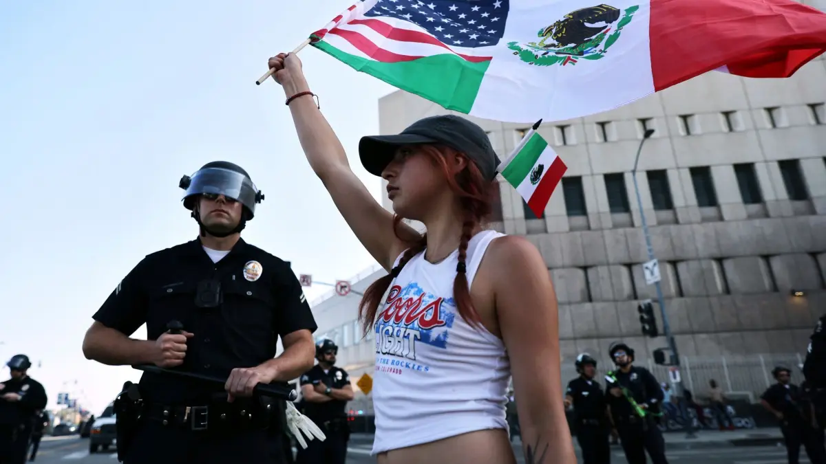 Proteste in Kalifornien - Los Angeles: 10.06.2025, USA, Los Angeles: Demonstranten versammeln sich während einer Demonstration als Reaktion auf eine Reihe von Razzien der US-amerikanischen Einwanderungs- und Zollbehörde (ICE) im ganzen Land. Foto: Gabrielle Lurie/San Francisco Chronicle/AP/dpa - ACHTUNG: Nur zur redaktionellen Verwendung und nur mit vollständiger Nennung des vorstehenden Credits +++ dpa-Bildfunk +++