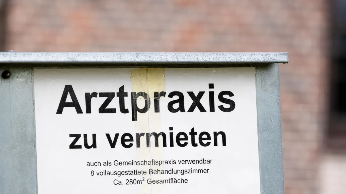 Hausärztemangel: ARCHIV - 27.05.2021, Niedersachsen, Schwarmstedt: Ein Schild mit der Aufschrift «Arztpraxis zu vermieten» steht vor einem Gebäude. (zu dpa: «Umfrage: Hausärzte planen Ausstieg oder Stundenreduzierung») Foto: Moritz Frankenberg/dpa +++ dpa-Bildfunk +++