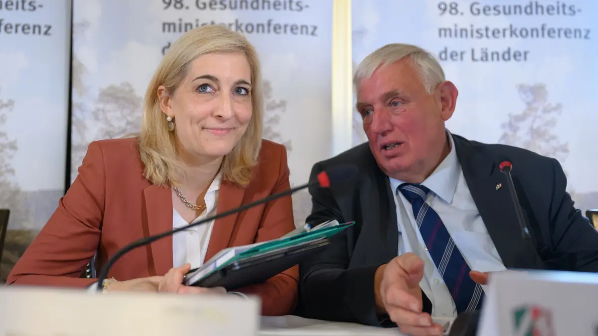 Abschluss Gesundheitsministerkonferenz (GMK): 12.06.2025, Thüringen, Weimar: Nina Warken (CDU), Bundesgesundheitsministerin, und Karl-Josef Laumann (CDU), Gesundheitsminister von Nordrhein-Westfalen, unterhalten sich nach Abschluss der Gesundheitsministerkonferenz (GMK) in Weimar auf einer Pressekonferenz. Themen der GMK waren unter anderem die Gesundheitsversorgung, die Prävention bei Gewaltdelikten durch Menschen mit psychischen Erkrankungen und das Krisenmanagement im Gesundheitswesen. Foto: Hendrik Schmidt/dpa +++ dpa-Bildfunk +++