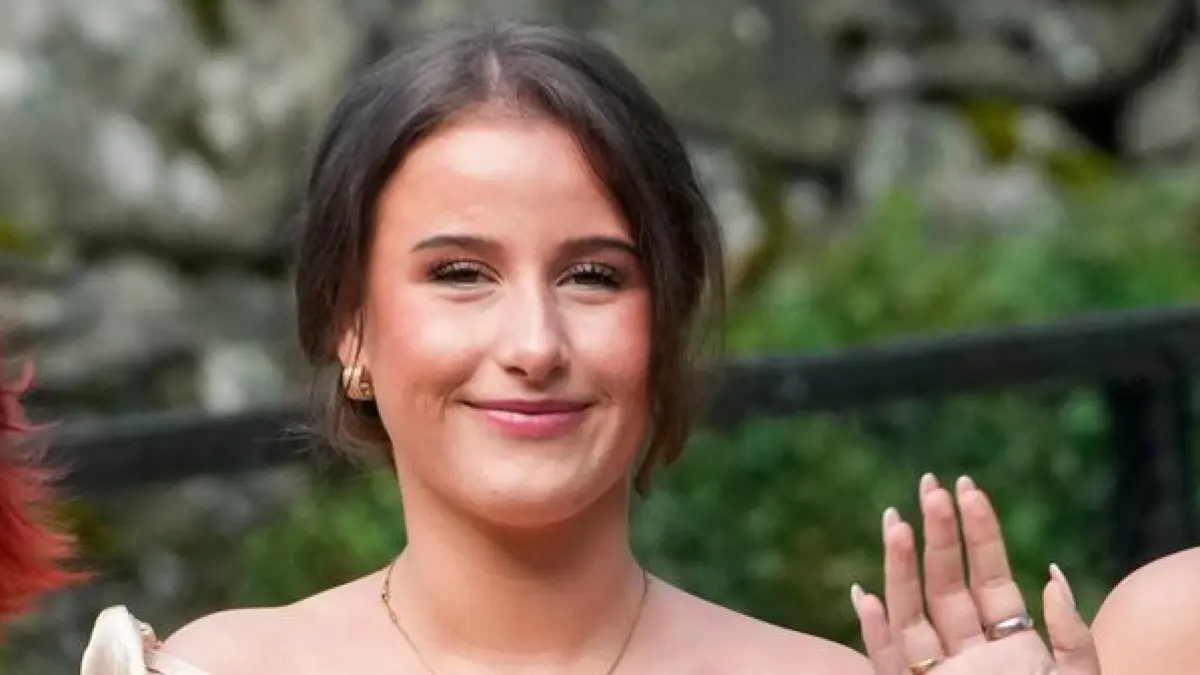 Leah Isadora Behn: ARCHIV - 31.08.2024, Norwegen, Geiranger: Die Töchter von Prinzessin Märtha Louise, Maud Angelica Behn, Emma Tallulah Behn und Leah Isadora Behn winken nach der Hochzeit von Prinzessin Märtha Louise und Durek Verrett. (zu dpa: «Königsenkelin bei «Die Verräter» in Norwegen dabei») Foto: Cornelius Poppe/NTB/dpa +++ dpa-Bildfunk +++