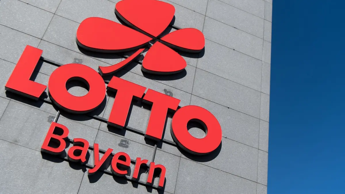 Lotto Bayern: ARCHIV - 12.09.2018, Bayern, München: Das Logo und der Schriftzug "Lotto Bayern" sind an dem Firmengebäude der Lottozentrale zu sehen. (zu dpa: «Fast 1,3 Millionen Euro - Lotto-Gewinnerin meldet sich») Foto: Sven Hoppe/dpa +++ dpa-Bildfunk +++