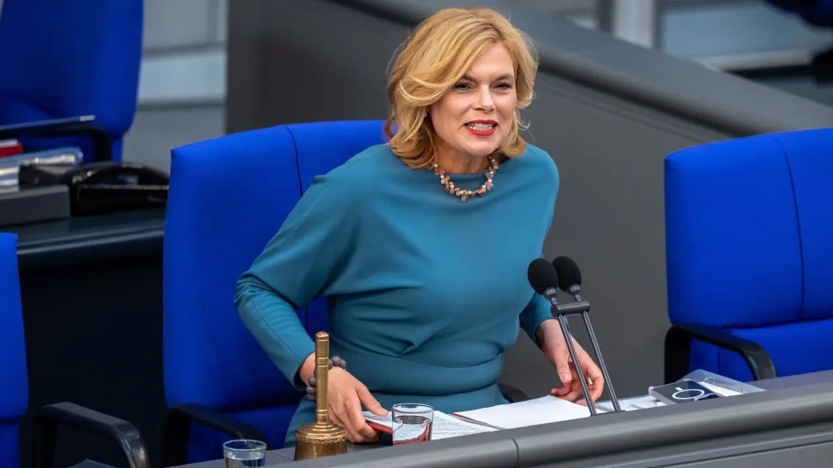 Julia Klöckner: ARCHIV - 21.05.2025, Berlin: Julia Klöckner (CDU), Bundestagspräsidentin, spricht im Bundestag. (zu dpa: «Klöckner beklagt Wettlauf von AfD und Linken um Ordnungsrufe») Foto: Michael Kappeler/dpa +++ dpa-Bildfunk +++