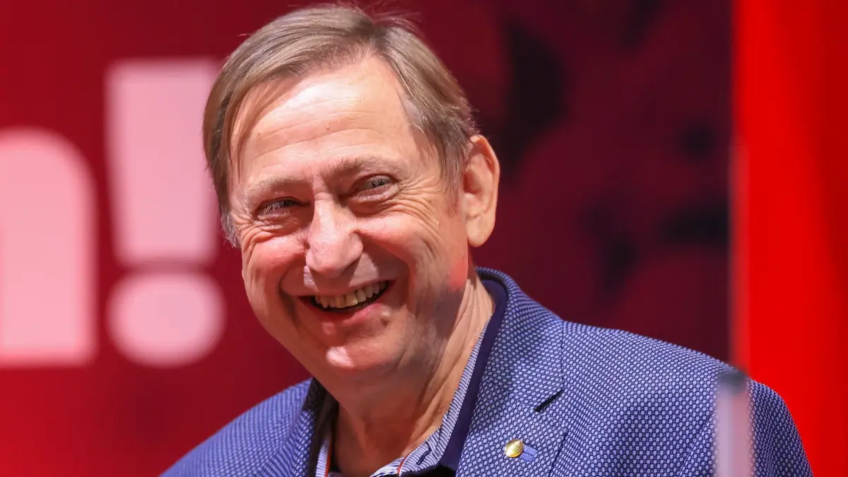 Landesparteitag Die Linke Sachsen: 14.06.2025, Sachsen, Leipzig: André Hahn, langjähriger Bundestagsabgeordneter der sächsischen Linken, wird auf dem Landesparteitag der Partei verabschiedet. Bei ihrem Parteitag will die sächsische Linke einen neuen Vorstand wählen. Die bisherigen Vorsitzenden treten nicht mehr an. Auf dem zweitägigen Parteitag stimmen die 200 Delegierten auch über einen Leitantrag mit Fokus auf die Jahre bis zur Landtagswahl 2029 ab. Die Linke will mitgliederstärkste Partei in Sachsen bleiben, sich stärker auf kommunaler Ebene verankern und 2029 ein zweistelliges Wahlergebnis einfahren. Foto: Jan Woitas/dpa +++ dpa-Bildfunk +++