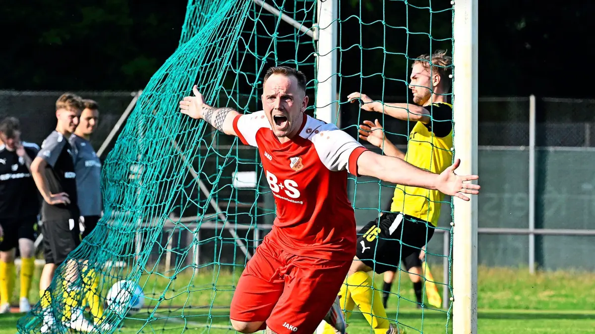 SGV Murr - TSV Ensingen, Relegationsspiel Bezirksiga A1 - A3; Fußball
Murr (rot): Tim Gassmann
Jubel über das 3:0