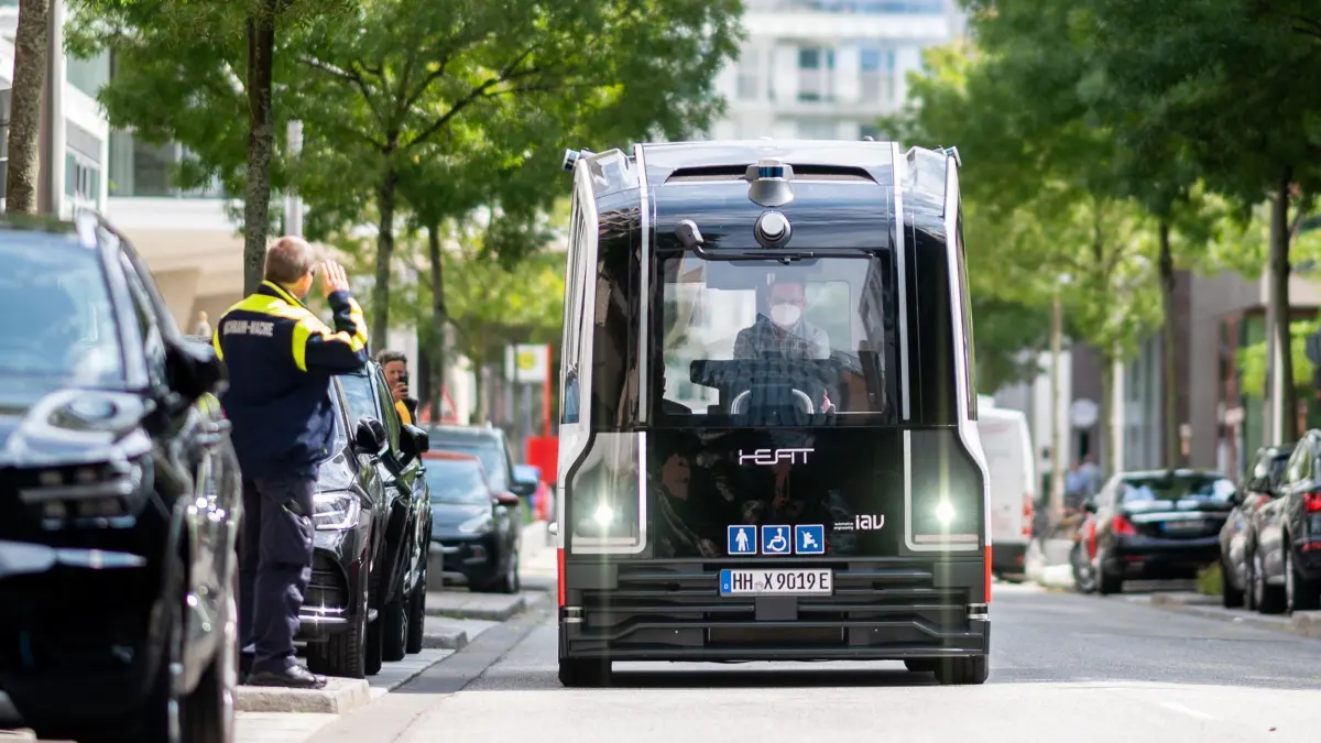Betrieb des autonom fahrenden Heat-Bus startet: ARCHIV - 09.08.2021, Hamburg: Der autonom fahrenden Heat-Bus fährt während der Presseveranstaltung zum Start des Fahrgastbetriebes des Gefährts durch die Hafencity. (zu dpa: «Autonome Busse - Wenige große Projekte statt vieler kleiner») Foto: Daniel Reinhardt/dpa +++ dpa-Bildfunk +++