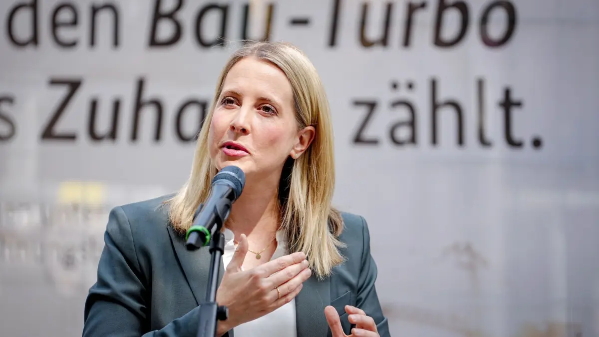 Wohnungsbau-Turbo: 18.06.2025, Berlin: Verena Hubertz (SPD), Bundesministerin für Wohnen, Stadtentwicklung und Bauwesen, gibt eine Pressekonferenz nach der Sitzung des Bundeskabinetts auf einer Berliner Baustelle zum „Bau-Turbo“, der schon Thema der Sitzung war. Foto: Kay Nietfeld/dpa +++ dpa-Bildfunk +++