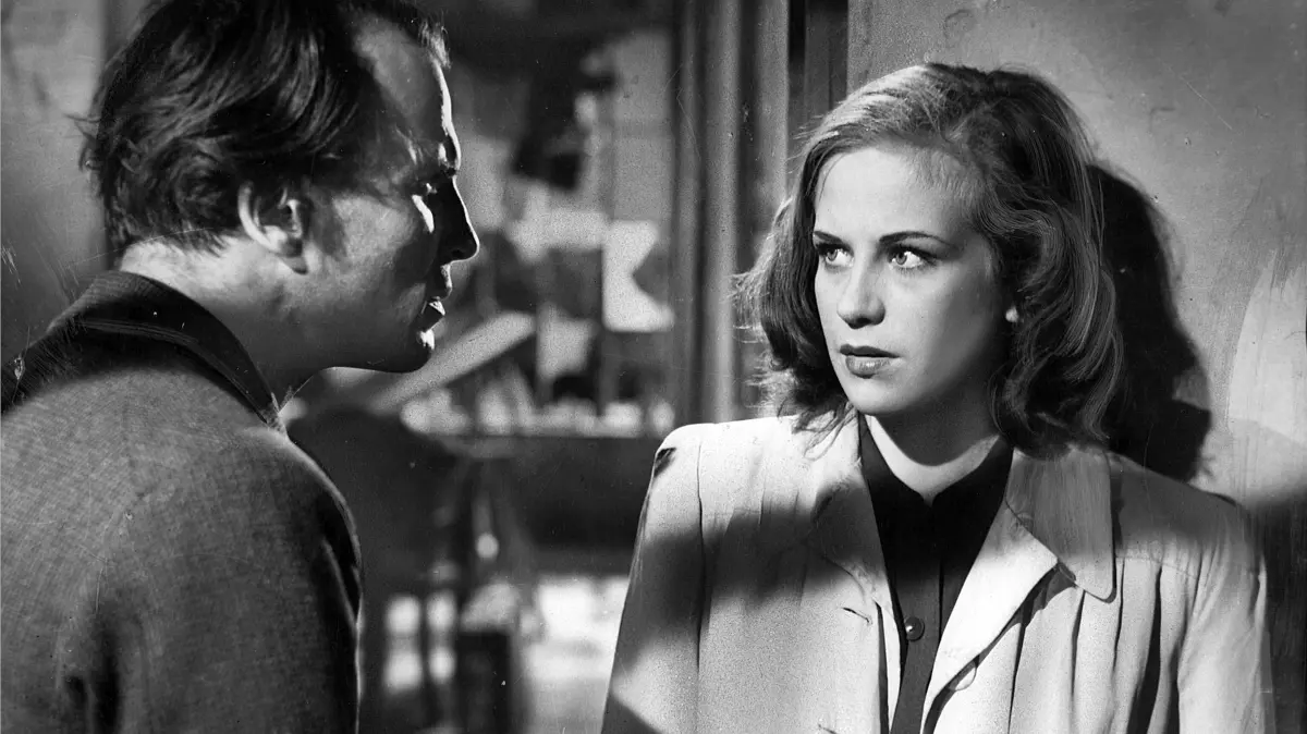HANDOUT - Ernst Wilhelm Borchert als Doktor Hans Mertens und Hildegard Knef als Susanne Wallner in einer Szene des Films "Die Mörder sind unter uns" (1946). Am 16. März 1946 begannen die Dreharbeiten für «Die Mörder sind unter uns» mit der jungen Hildegard Knef - mitten in den Trümmern. (zu dpa: "Mit der jungen Knef: Vor 75 Jahren entstand der erste Nachkriegsspielfilm") +++ dpa-Bildfunk +++