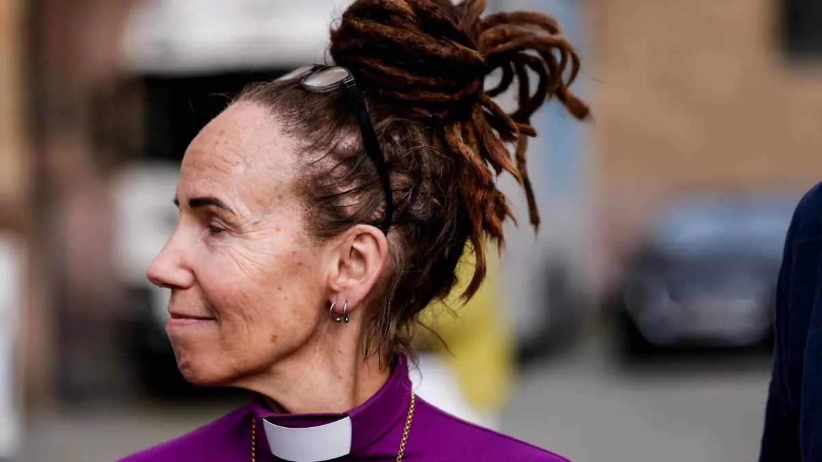 Regnbueflagget heises foran Oslo domkirke: Regnbueflagget heises foran Oslo domkirke Oslo 20250620. Oslobiskop Sunniva Gylver heiset regnbueflagget under apningen av Oslo Pride 2025 foran Oslo domkirke. Foto: Jonas Been Henriksen / NTB Oslo Norge zjWMO--slH0 EDITORIAL USE ONLY Ref:zjWMO--slH0.jpg *** The rainbow flag is raised in front of Oslo Cathedral Oslo 20250620 Oslo Bishop Sunniva Gylver raised the rainbow flag during the opening of Oslo Pride 2025 in front of Oslo Cathedral Photo Jonas Been Henriksen NTB Oslo Norway zjWMO slH0 EDITORIAL USE ONLY Ref zjWMO slH0 jpg PUBLICATIONxNOTxINxNORxSWExDENxFINxFRA Copyright: xJonasxBeenxHenriksenx/xNTBx