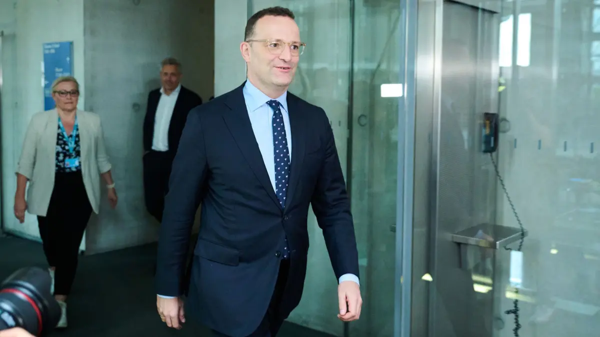Bundestag - Haushaltsausschuss: 25.06.2025, Berlin: Jens Spahn (CDU), Fraktionsvorsitzender der Bundestagsfraktion seiner Partei und ehemaliger Gesundheitsminister, kommt zum Haushaltsausschuss ins Paul-Löbe-Haus. Spahn berichtet dem Haushaltsausschuss über umstrittene Masken-Deals im Zusammenhang mit der Corona-Pandemie. Foto: Annette Riedl/dpa +++ dpa-Bildfunk +++