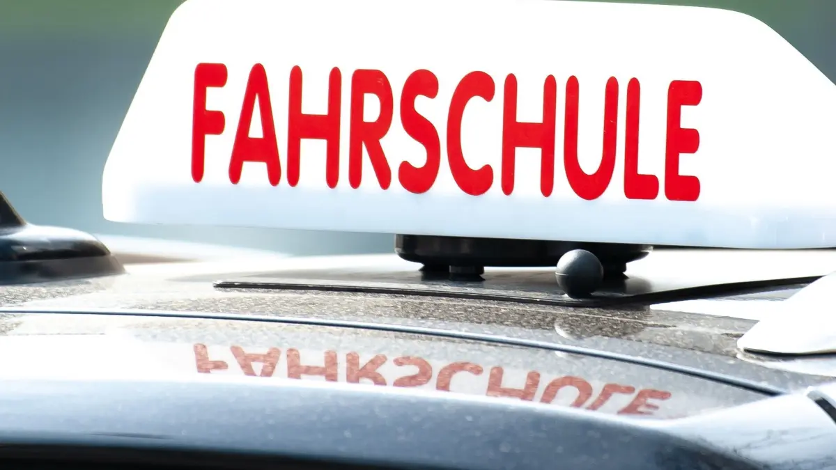 Fahrschule: ARCHIV - 13.04.2018, NA, Göttingen: Ein Schild mit der Aufschrift «Fahrschule» ist auf einem Fahrschulauto befestigt. (zu dpa: «Vergewaltigte Fahrlehrer seine Schülerinnen? Anklage erhoben») Foto: Swen Pförtner/dpa +++ dpa-Bildfunk +++