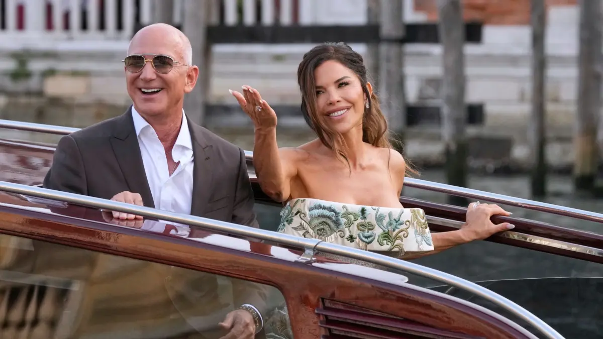 Vor der Bezos-Hochzeit in Venedig: 26.06.2025, Italien, Venedig: Jeff Bezos (l) und Lauren Sanchez verlassen ein Hotel auf dem Weg zu ihrem Hochzeitsempfang. Foto: Luca Bruno/AP/dpa +++ dpa-Bildfunk +++